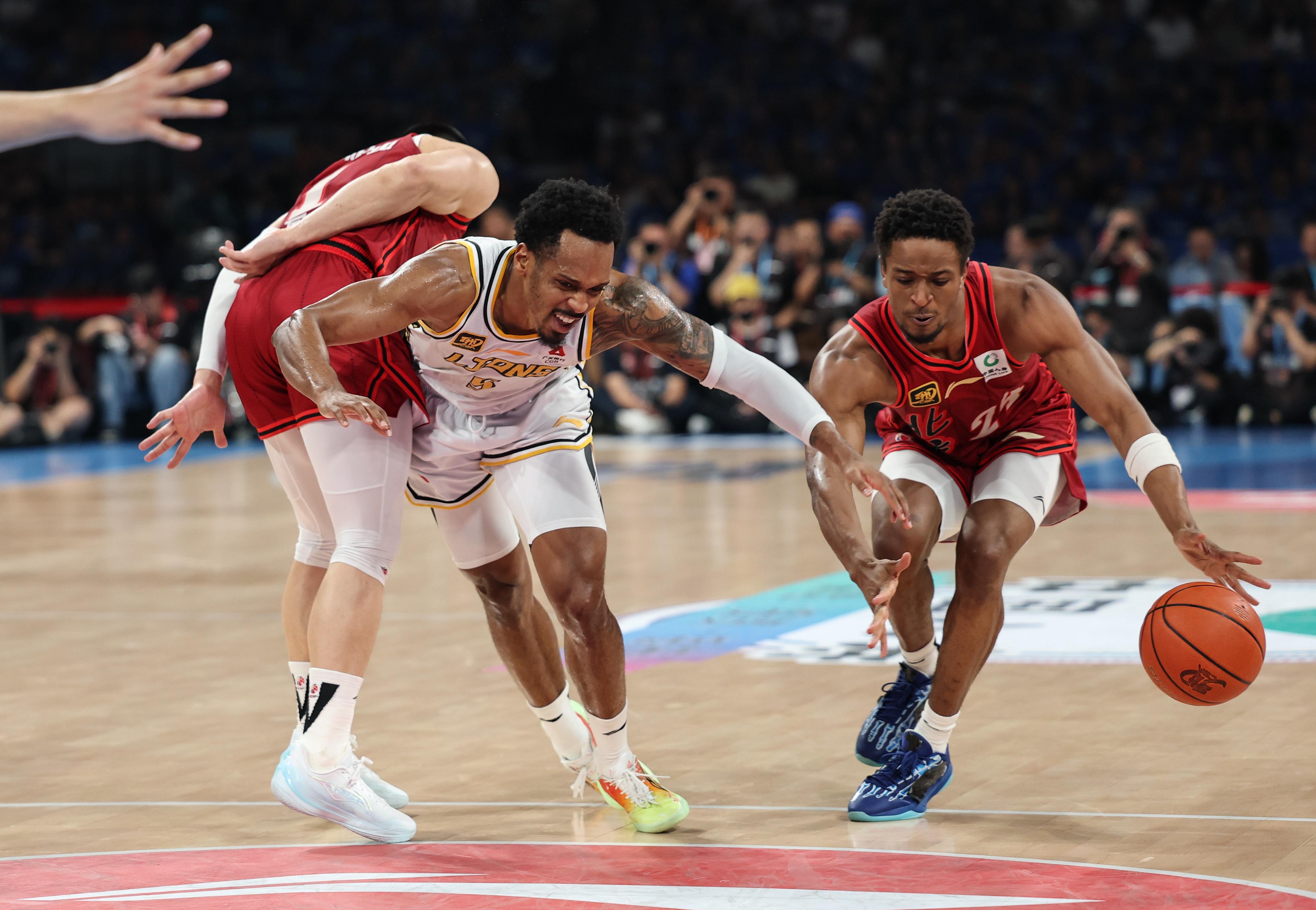 关于犹他爵士训练开放日，赛后单刀错失引欢呼，NBA常规赛在即，纪律约束更严格的信息